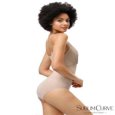 body gainant-body sculptant-body curve-beige-model femme sensuel souriante
