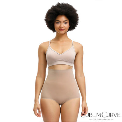 Modèle Femme de face portant une culotte amincissante Essentiels Sublim Beige