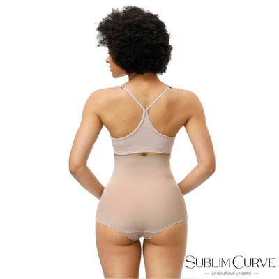 Modèle Femme de dos portant une culotte amincissante Essentiels Sublim Beige