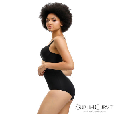 Modèle Femme portant une culotte amincissante Essentiels Sublim noire