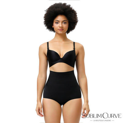 Modèle Femme de face portant une culotte amincissante Essentiels Sublim Noire